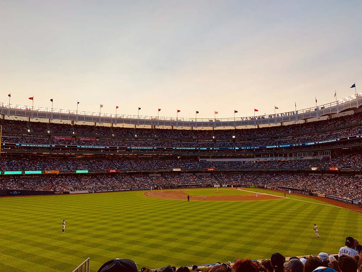 building green baseball field during daytime arena