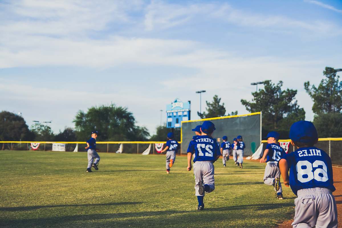 sports boy running on green grass team