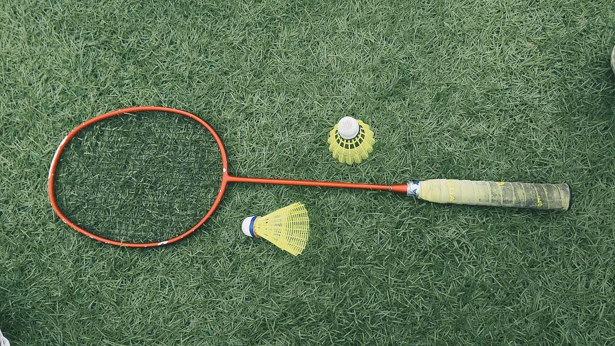 sports red badminton team