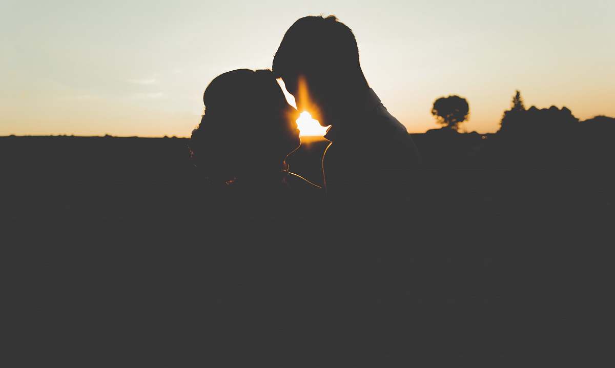 silhouette silhouette photo of man and woman sunset