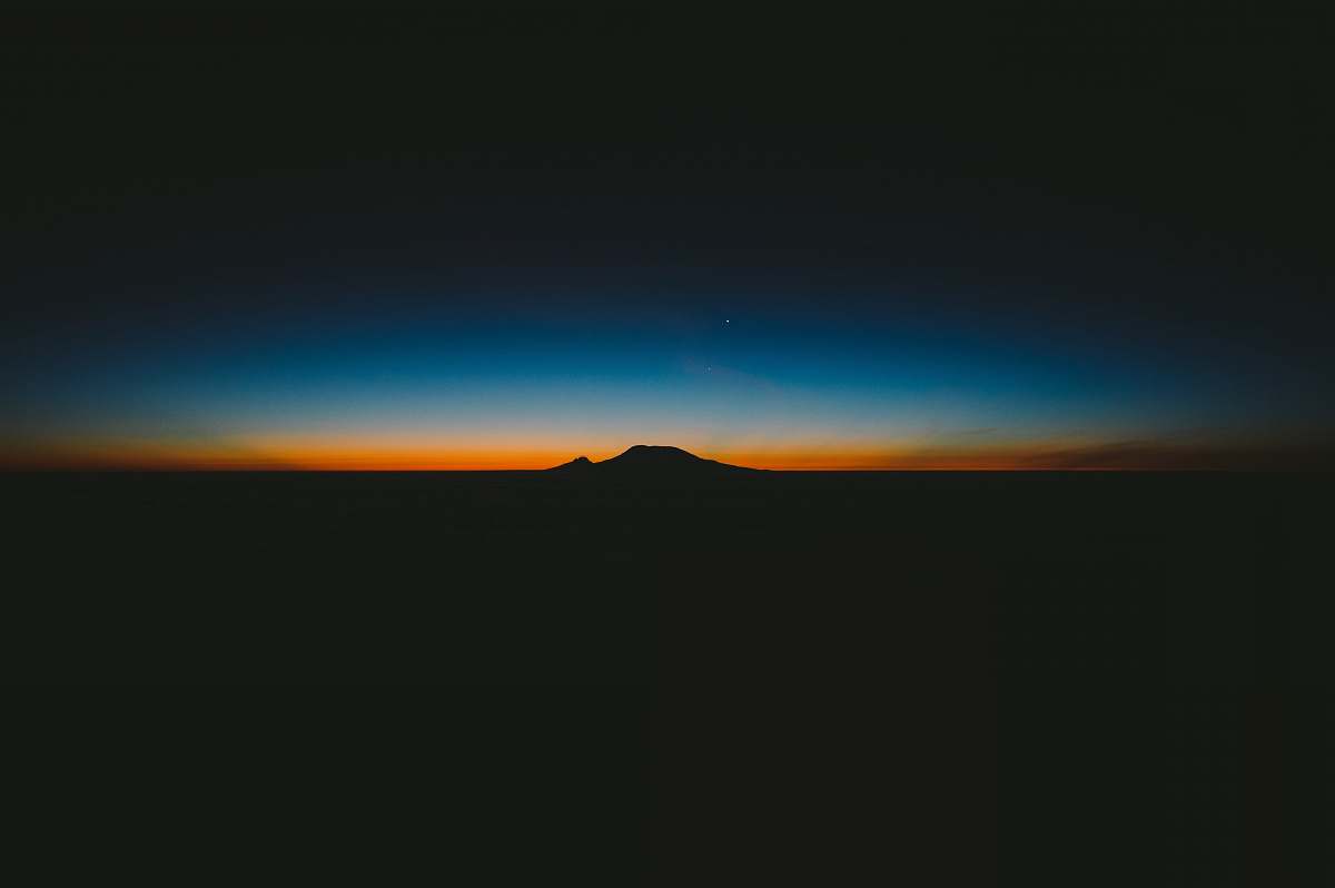 sky silhouette of mountain wallpaper