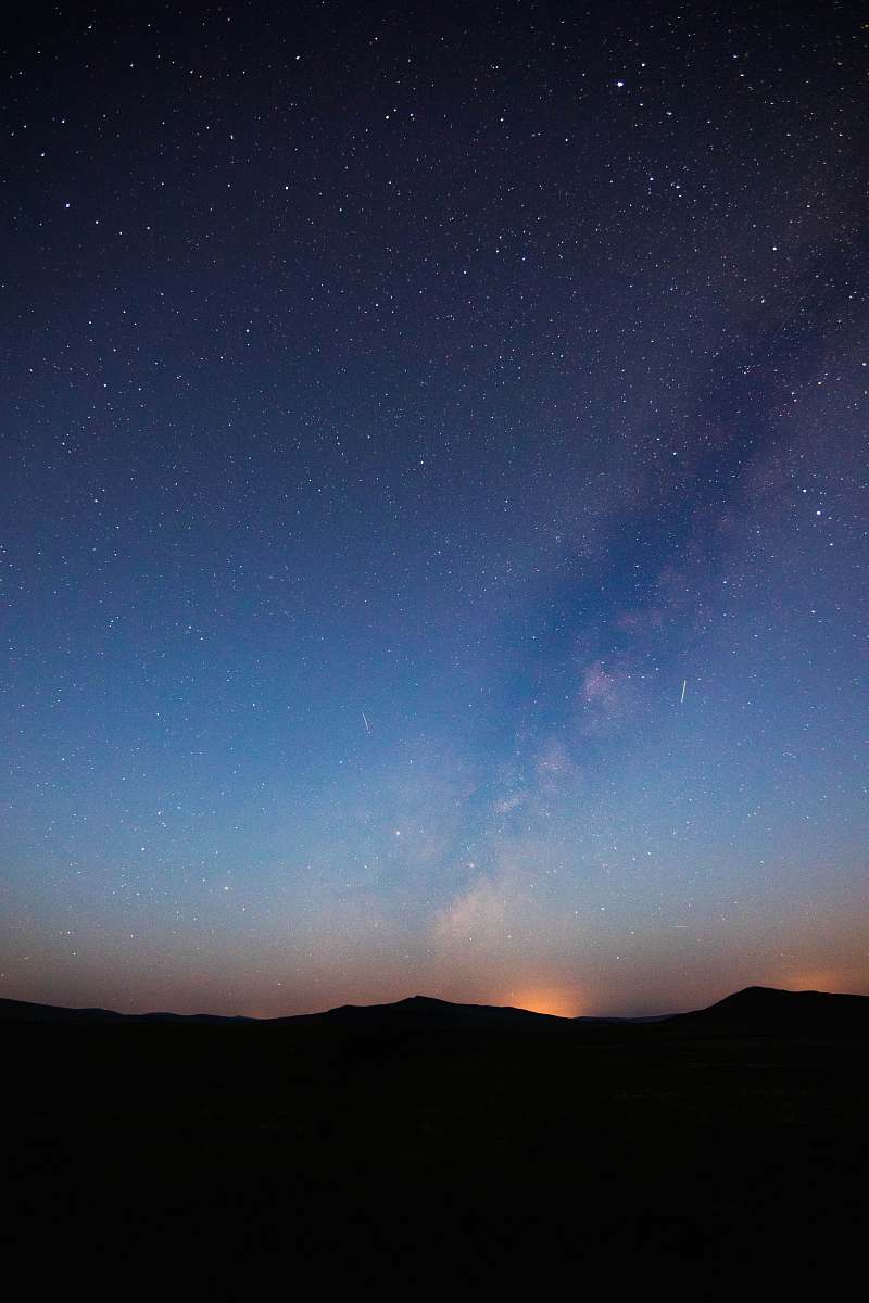 night silhouette of mountainous terrain under milky way iphone backgrounds