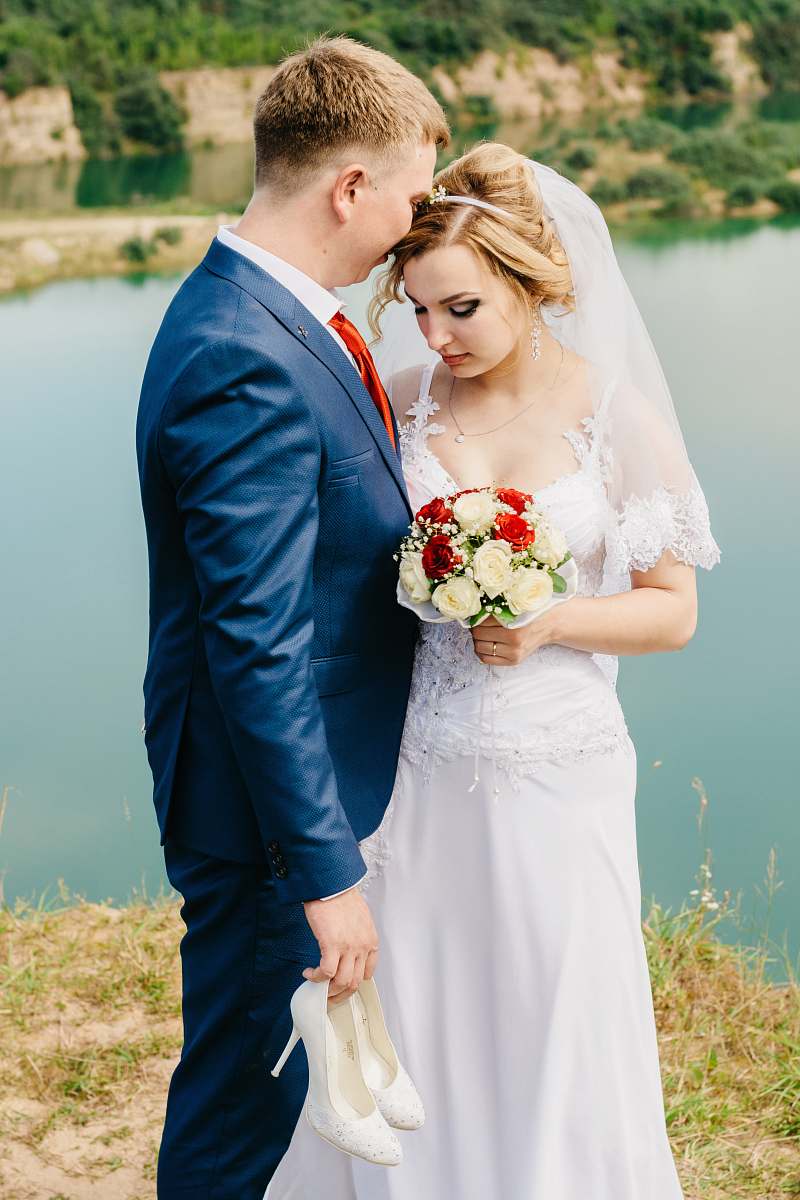 person groom and bride pictorial wedding