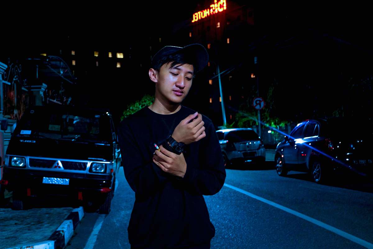 person man wearing black crew-neck long-sleeved shirt car