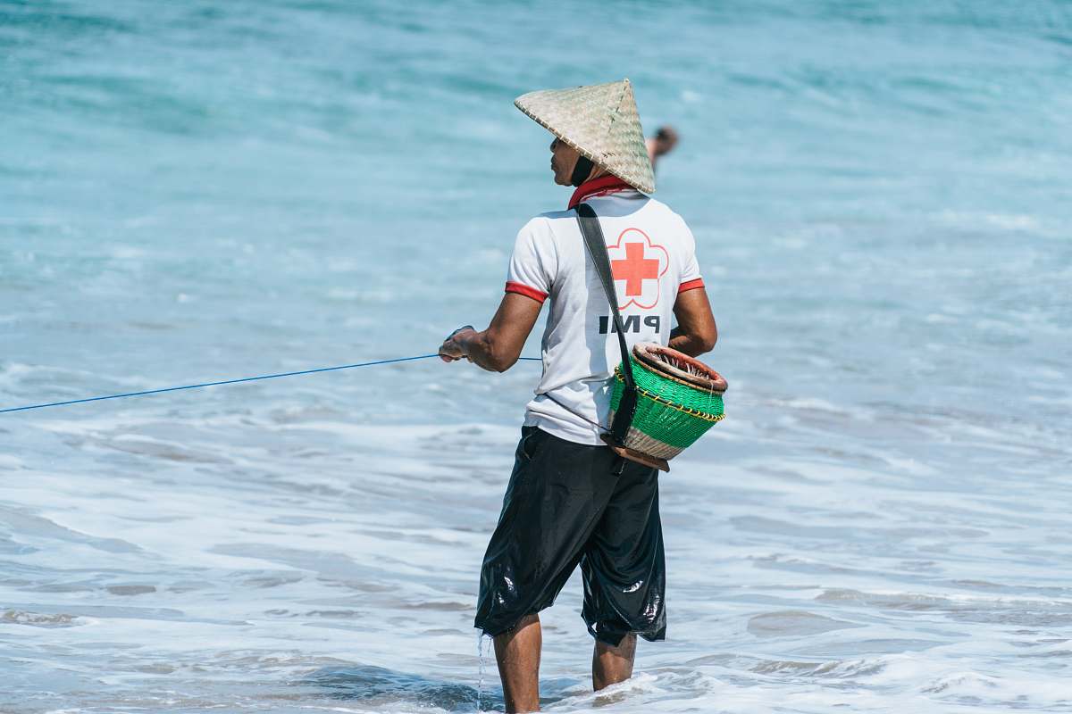 people man pulling a rope on water hat