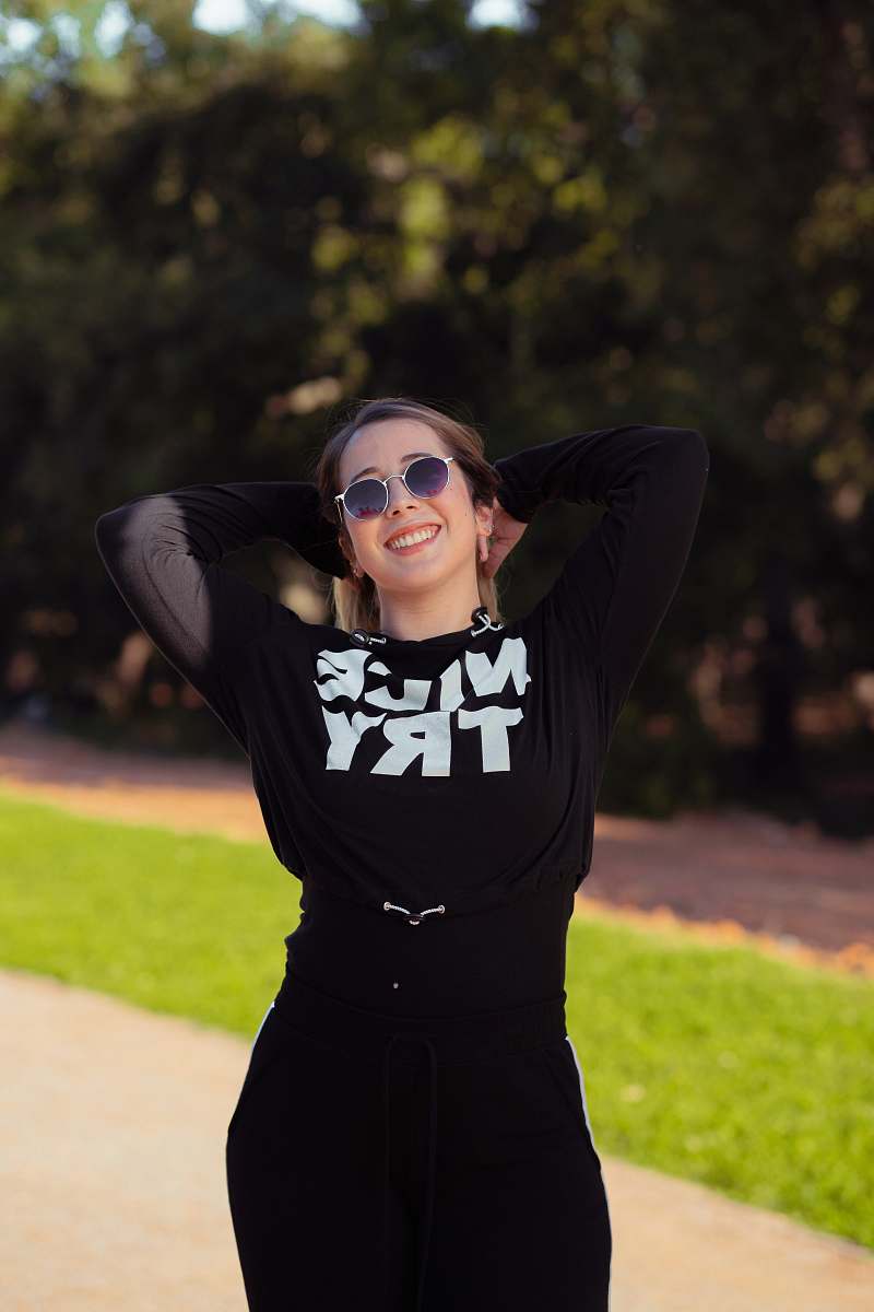 apparel women's black and white long-sleeved shirt sunglasses