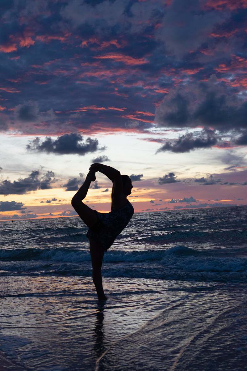 fitness silhouette of woman standing near ocean sports