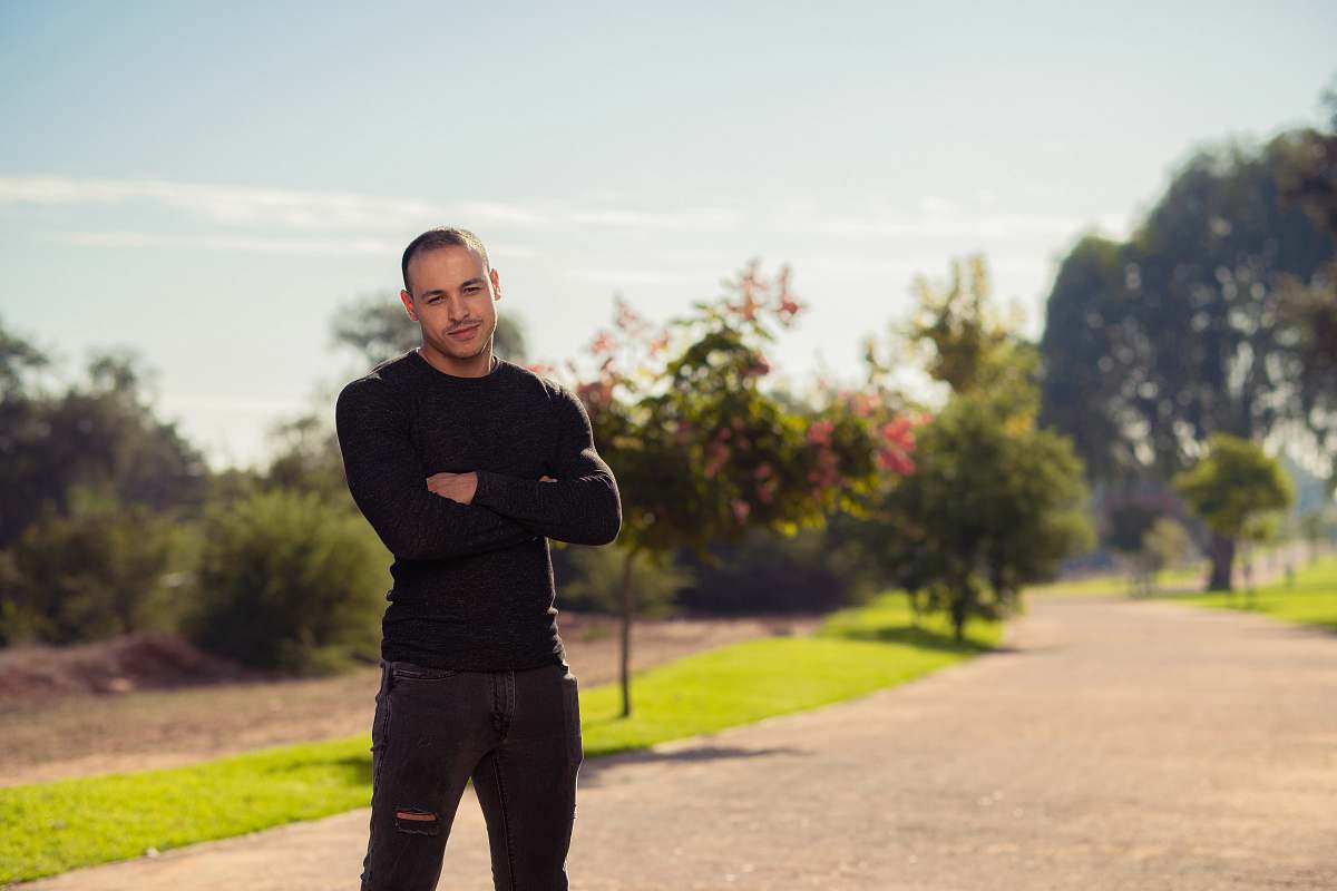 person shallow focus photo of man in black long-sleeved shirt apparel
