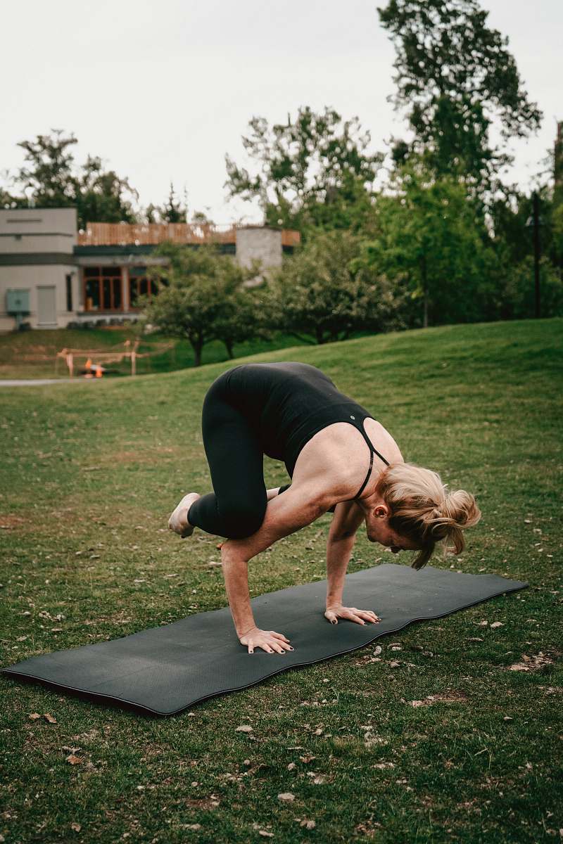 exercise women's black top working out