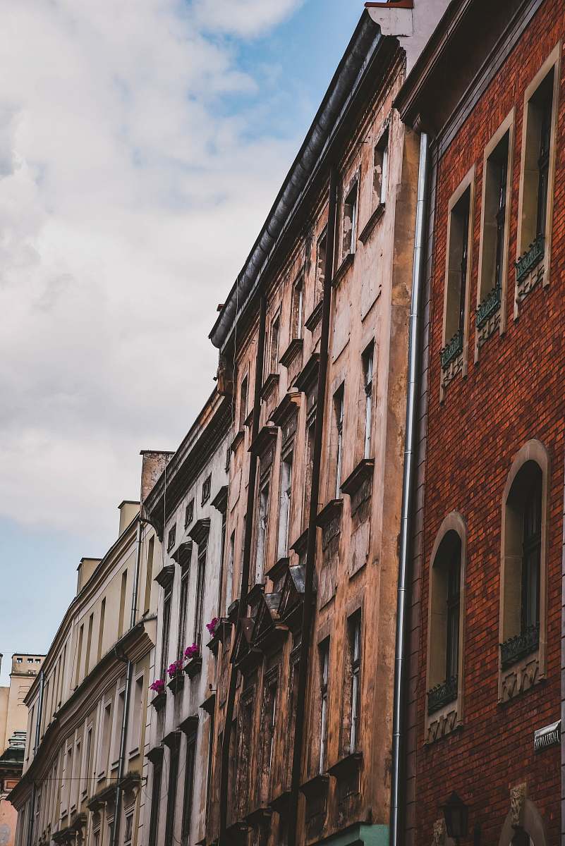 city shallow focus photo of brown concrete building building