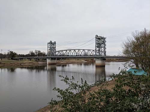 building gray metal bridge over water arch bridge