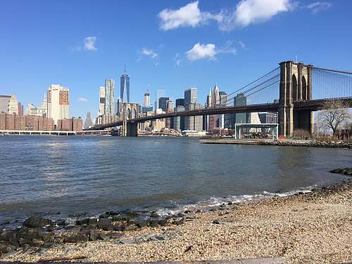 building Brooklyn Bridge, New York water