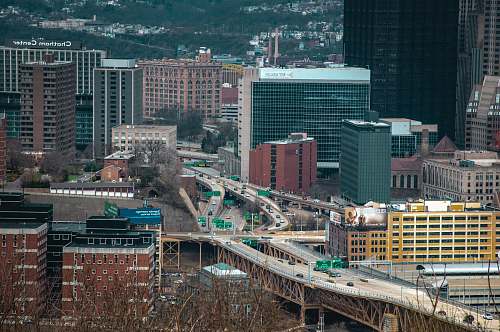 freeway cars on road near building during daytime city