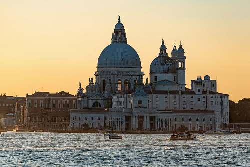 building Basilica di Santa Maria della Salute dome