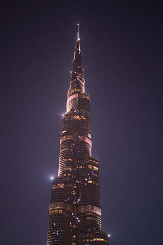 building Burj Khalifa atn ight spire