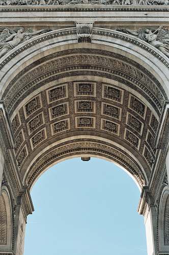 building closeup photo of Arc De Triomphe during daytime paris