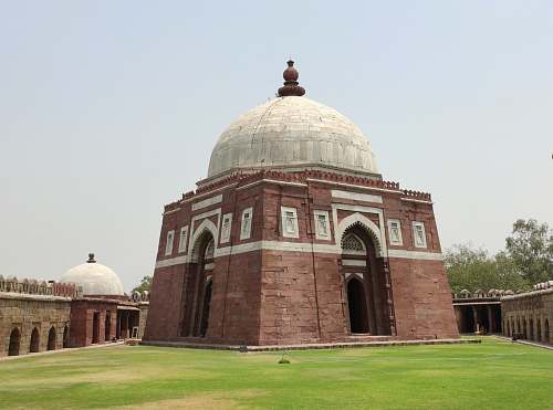 building Ghiyasuddin Tughlaq's Tomb in Delhi dome
