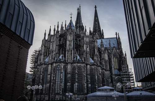 building gray and brown concrete cathedral spire