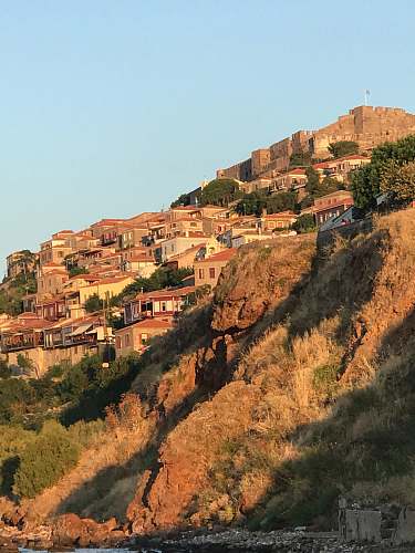 building houses on rock cliff housing