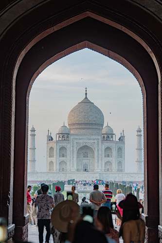 building people walking in into Tag Mahal dome