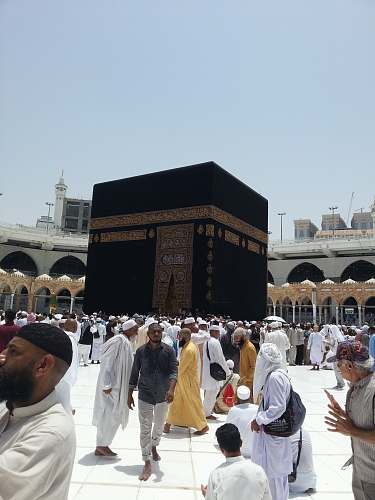 building photography of people gathering near Kaaba, Mecca, Saudi Arabia during daytime person