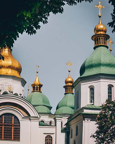 building white and green concrete cathedral dome