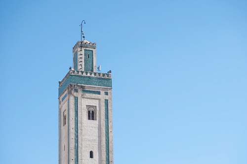 building white concrete building under blue sky tower