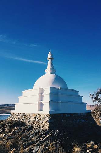 building white concrete dome under blue sky dome