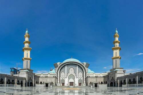 building white mosque during daytiem dome