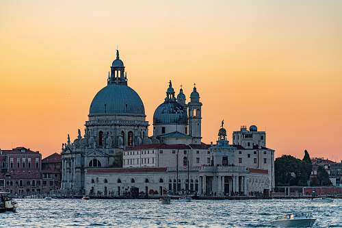 building white mosque near ocean dome