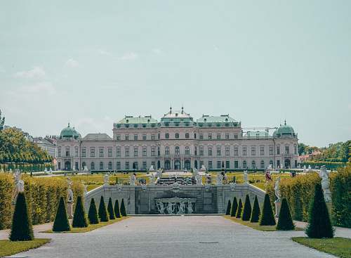 building white palace during daytime palace