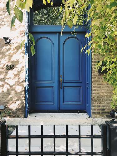 blue closed blue door 525 w eugenie st