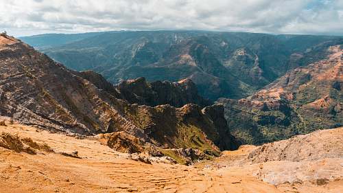 mountain hills during daytime mountain range