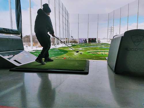 human man playing golf during daytmie golf