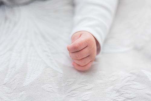 finger baby's right hand bed