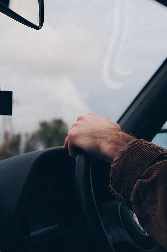 finger person holding black vehicle steering wheel vitrolles