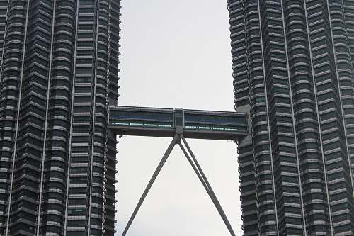 building Trader's Hotel during daytime city