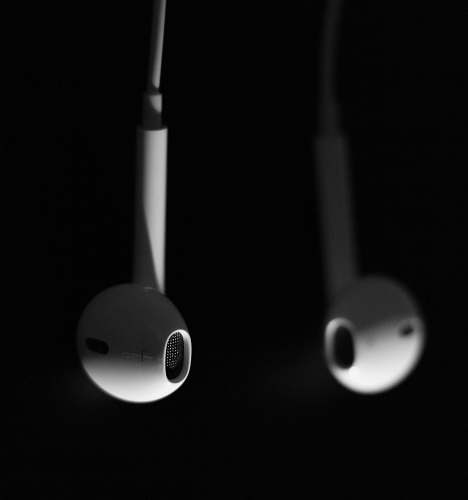 earphones Apple EarPods black background