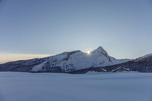 snow mountain coated in white snow peak