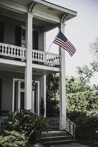 vase flag of USA on 2-storey house pottery