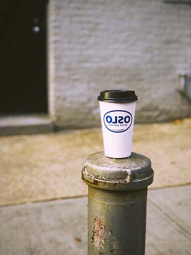 aluminium Oslo disposable cup on post near door can