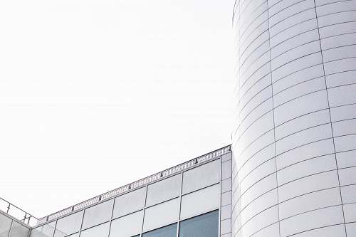 building white high-rise building during daytime architecture