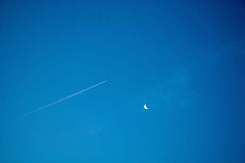  aircraft making contrail 