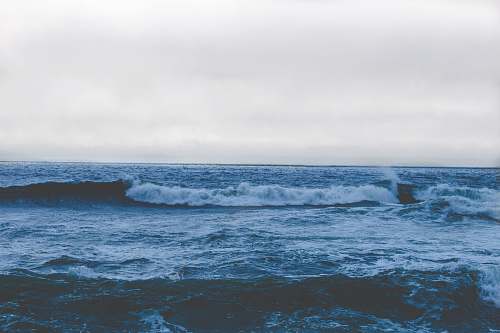 ocean blue ocean water waves under cloudy sky during daytime wafe