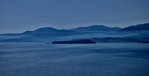water landscaped photo of a mountain sea