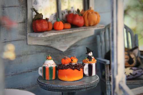 cake cabbage ceramic decors on stand table icing