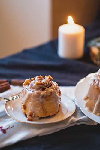 cream cinnamon roll candle