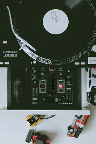 sound photo of black turned on turntable pitch