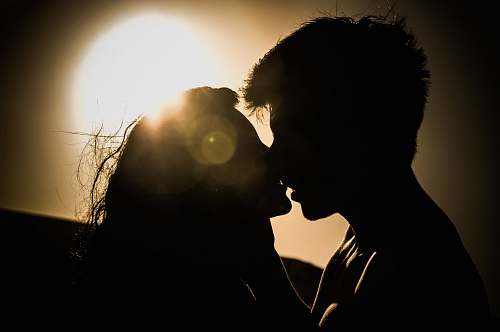 love man and woman kissing under the sun couple