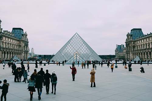 city group of people looking at The Lourve pyramid downtown